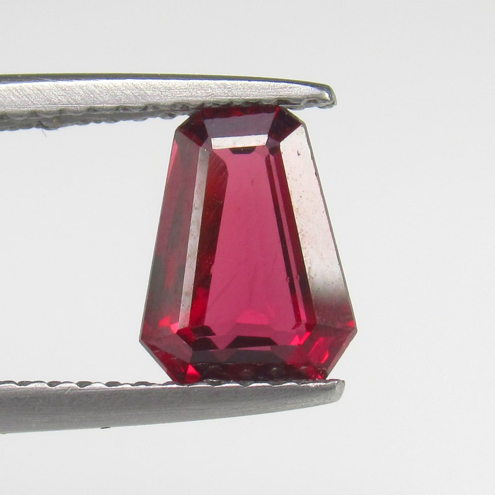 Natural Rhodolite Garnet - 1.70 Ct: No Reserve! Title: Natural Rhodolite Garnet - 1.70 Ct Origin: Mozambique Weight:1.7 Size/Dimensions: 7.0 x 7.0 x 4.7 mm Description: Pieces : 1 No's / Shape : Fancy Trillion Cut / Color : Purplish Pin