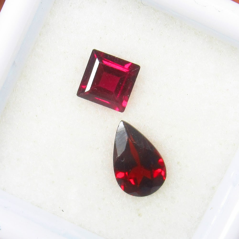 1.56 Ct - Natural Rhodolite Garnet Pair: No Reserve! Title: 1.56 Ct - Natural Rhodolite Garnet Pair Description: Gemstone Gemstone: Garnet Carat: 1.56 Size/Dimension:5.0x5.0 & 8.0x5.0 mm Shipping: Domestic: Flat-rate of $7.00 to anywhere wit