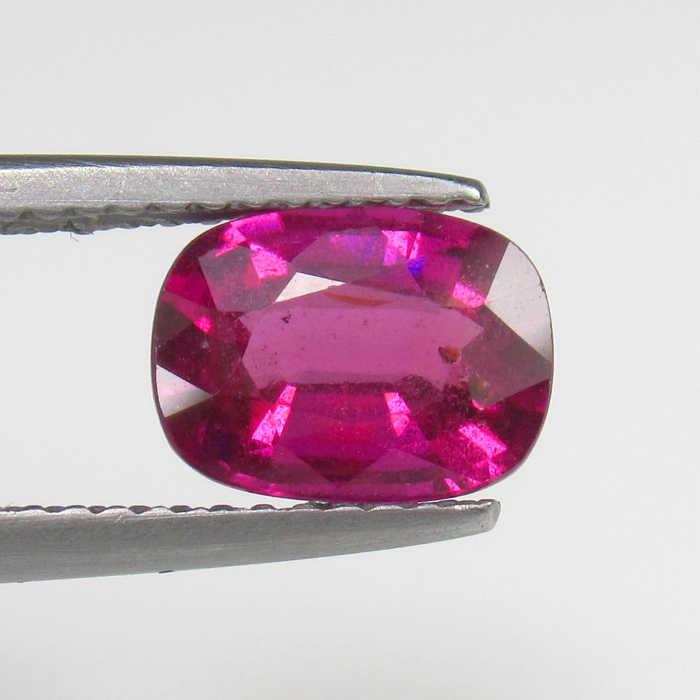 Natural Rose Garnet - 1.74 Ct: No Reserve! Title: Natural Rose Garnet - 1.74 Ct Origin: Mozambique Weight:1.74 Size/Dimensions: 5.0x3.0 - 5.2x3.1 mm Description: Pieces : 1 No's / Shape : Cushion Cut / Color : Rose / Clarity : Tran