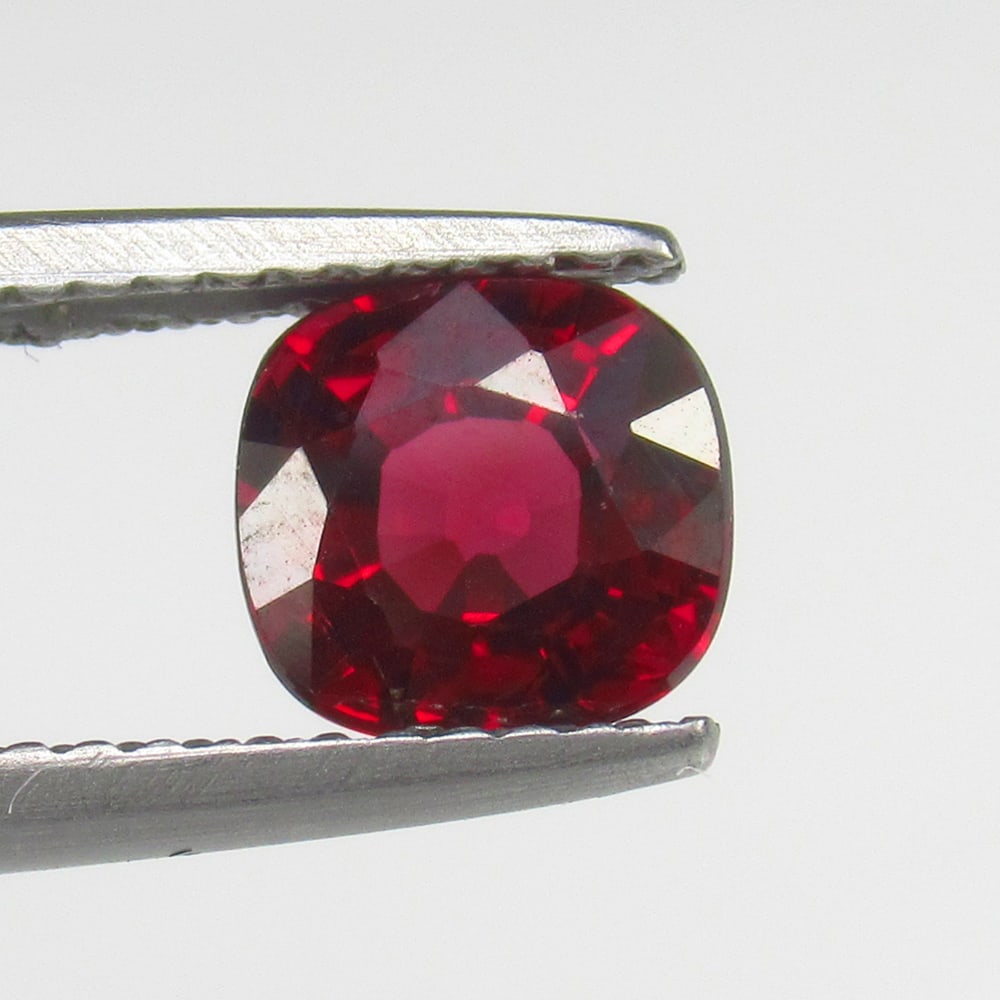 Natural Rhodolite Garnet - 1.58 Ct: No Reserve! Title: Natural Rhodolite Garnet - 1.58 Ct Origin: Mozambique Weight:1.58 Size/Dimensions: 7.0 x 5.0 x 3.1 mm Description: Pieces : 1 No's / Shape : Cushion Cut / Color : Purplish Pink / Cl