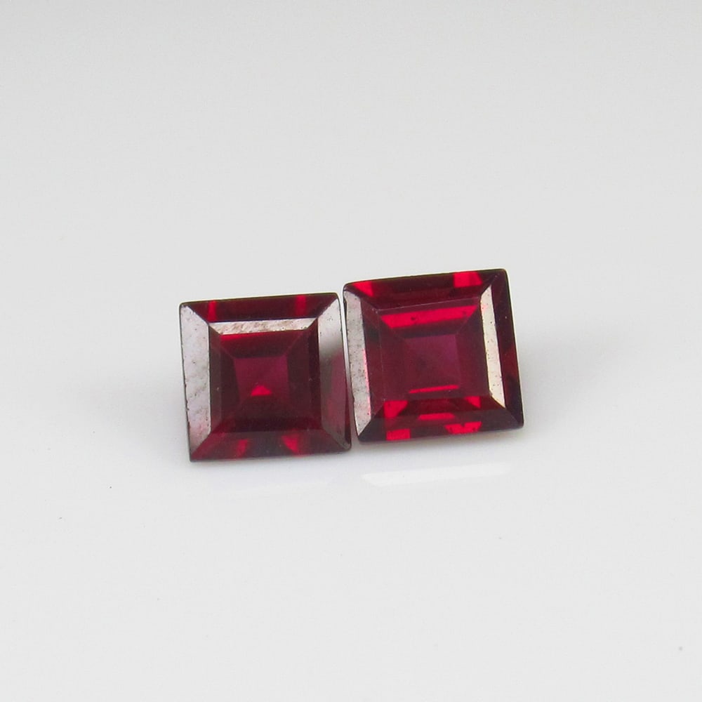 1.65 Ct - Natural Rhodolite Garnet Pair: No Reserve! Title: 1.65 Ct - Natural Rhodolite Garnet Pair Description: Gemstone Gemstone: Garnet Carat: 1.65 Size/Dimension:5.0 x 5.0 x 3.5 mm Shipping: Domestic: Flat-rate of $7.00 to anywhere withi