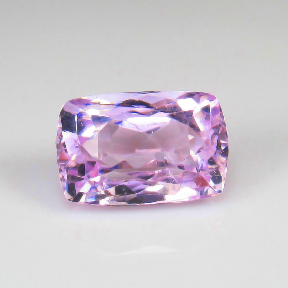 Natural Pink Kunzite - 4.48 Ct: No Reserve! Title: Natural Pink Kunzite - 4.48 Ct Origin: Afghanistan Weight:4.48 Size/Dimensions: 9.0 x 7.0 x 4.0 mm Description: Pieces : 1 No's / Shape : Cushion Cut / Color : Pink / Clarity : VVS 