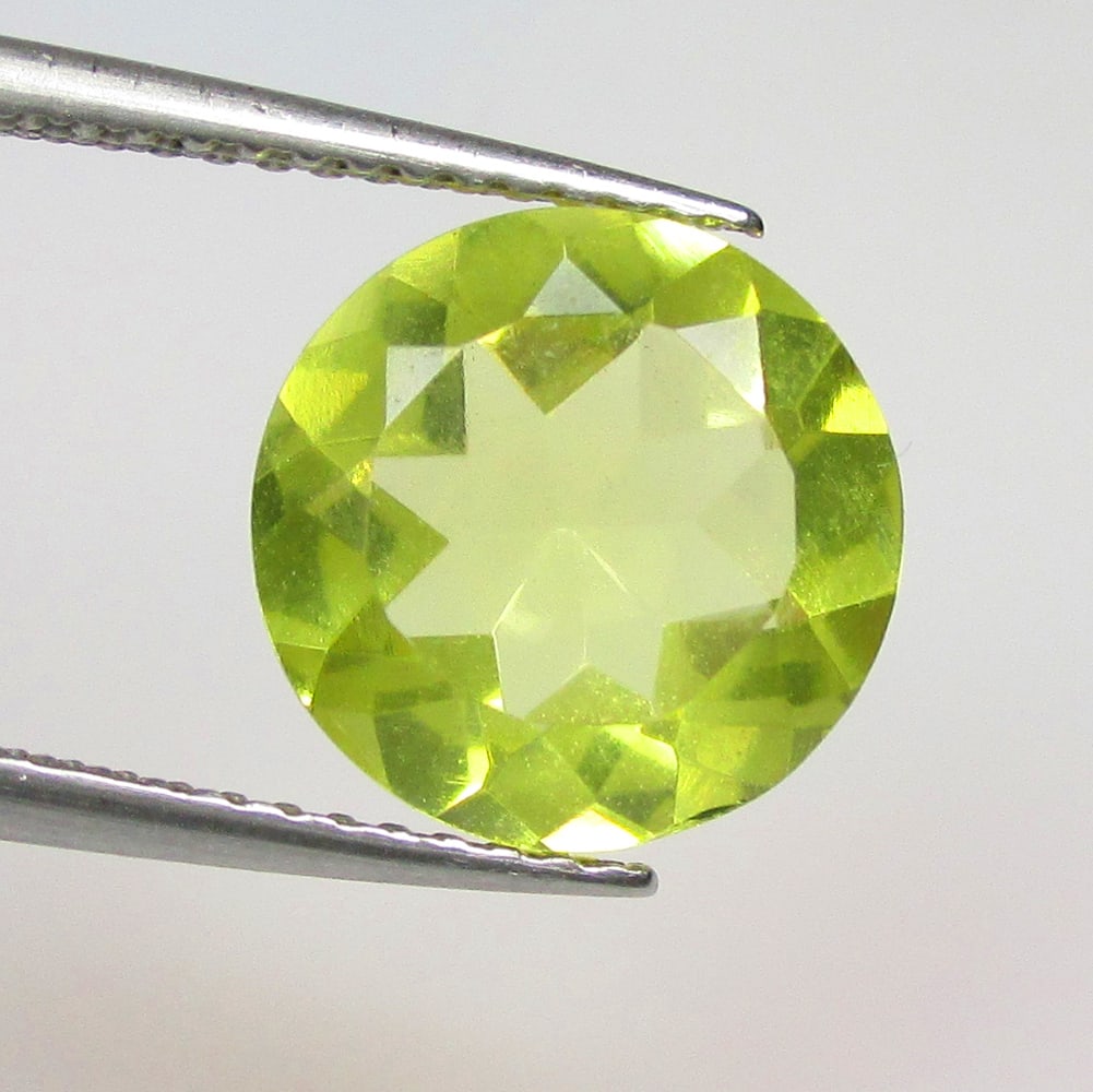 3.32 Ctw Natural Lemon Quartz Round Cut: No Reserve! Title: 3.32 Ctw Natural Lemon Quartz Round Cut Stone Clarity: VVS Gemstone:Natural Lemon Quartz Carat Weight: 3.32 Size/Dimensions: 10.30 x 10.30 x 6.10 mm Additional Info:Good Luster / To