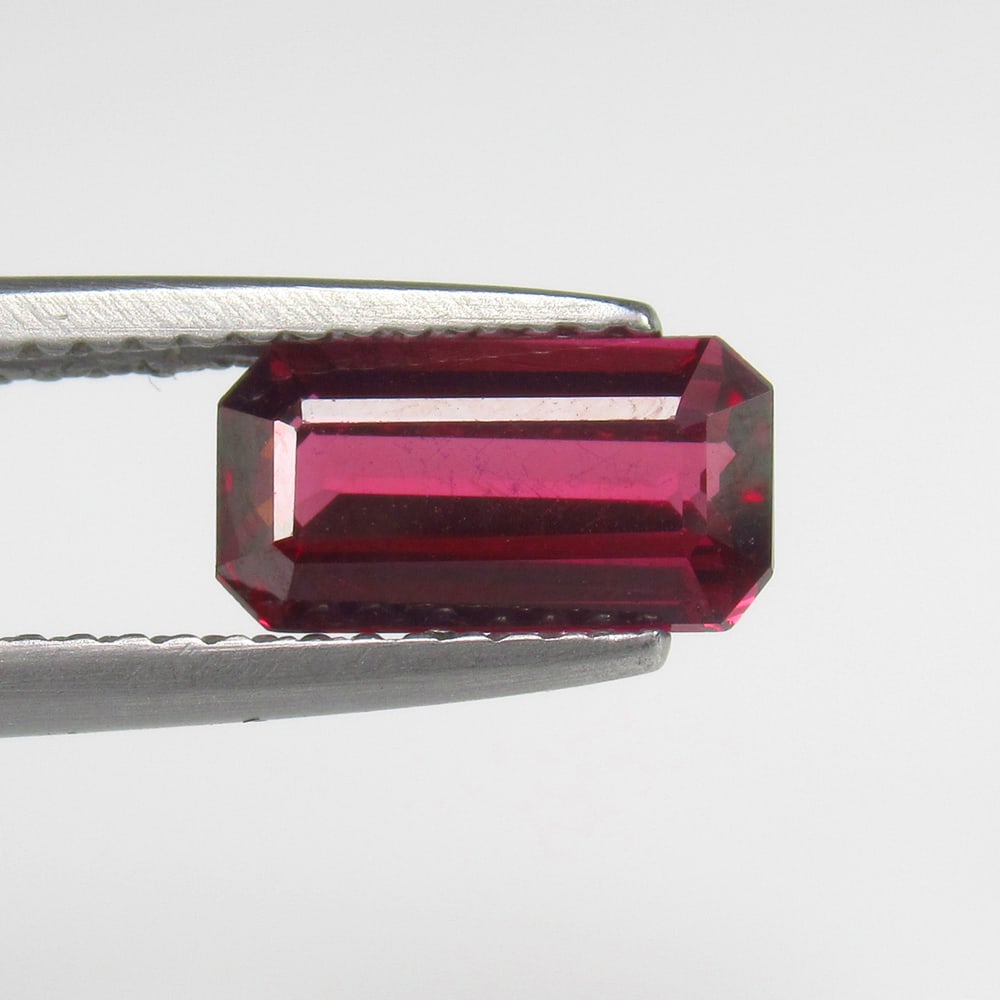 Natural Rhodolite Garnet - 1.71 Ct: No Reserve! Title: Natural Rhodolite Garnet - 1.71 Ct Origin: Mozambique Weight:1.71 Size/Dimensions: 6.0x4.0 - 6.2x4.1 mm Description: Pieces : 1 No's / Shape : Octagon Cut / Color : Purplish Pink / 