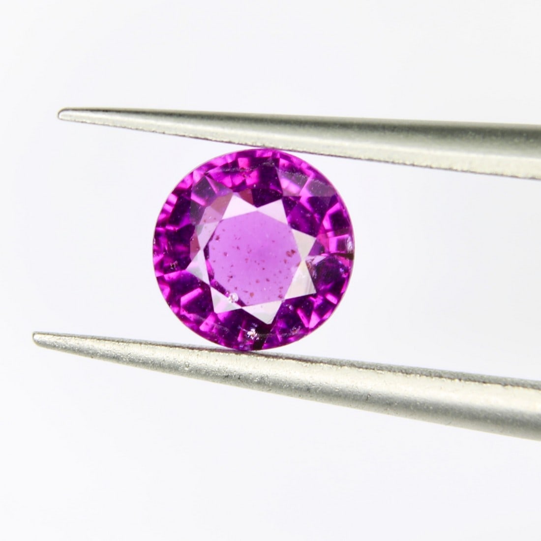 Garnet Grape: No Reserve! Title:Garnet Grape Size:6.2x3.6 Weight:1.35ct Cut/Shape:Round Shipping: Domestic: Flat-rate of $18.00 to anywhere within the contiguous U.S. International: Foreign shipping rates are dete