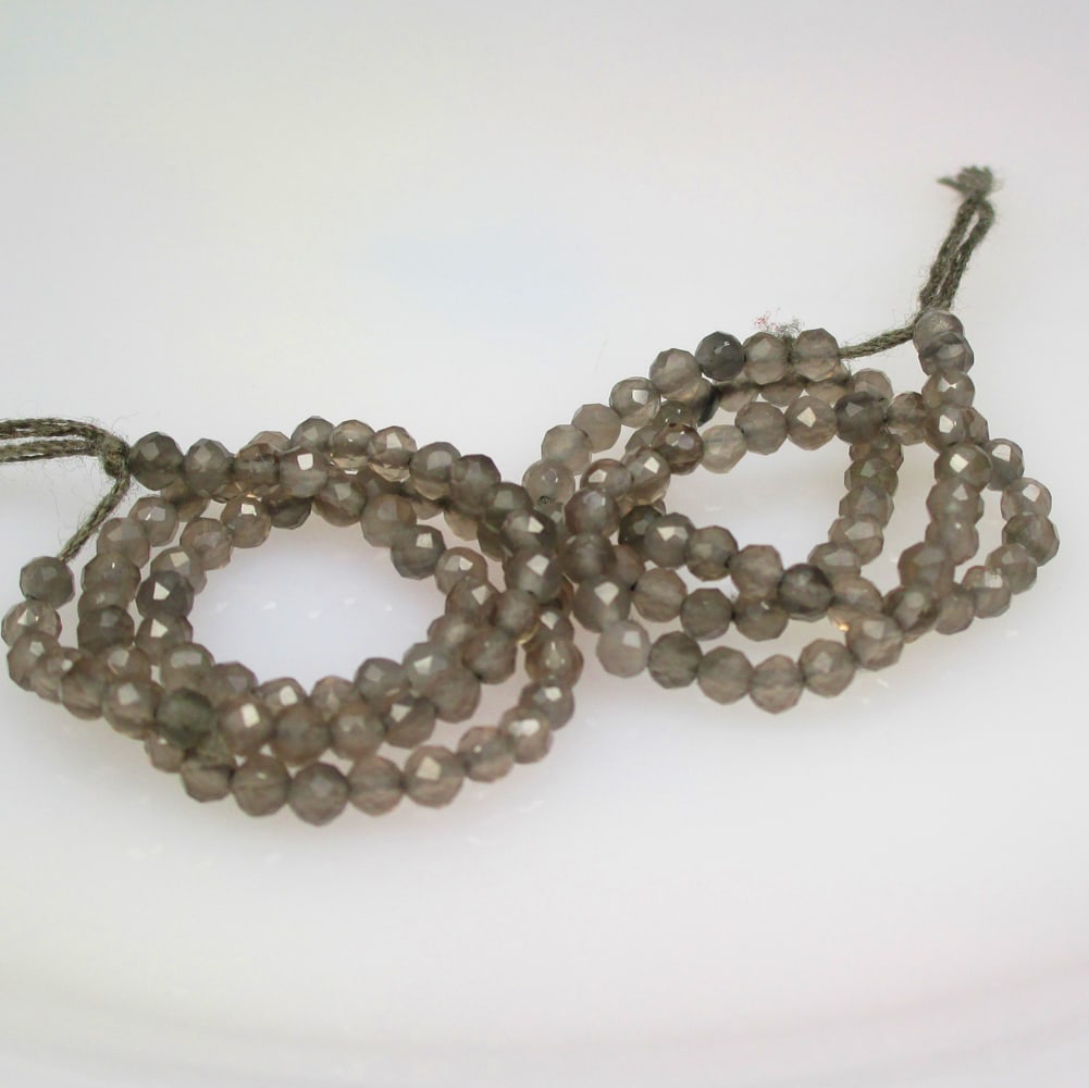 11.76 Ctw Natural 142 Labradorite Round Cut Beads: No Reserve! Title: 11.76 Ctw Natural 142 Labradorite Round Cut Beads Stone Clarity: Transparent Gemstone:Natural Labradorite Beads Carat Weight: 11.76 Size/Dimensions: 2.50 - 2.70 mm / 142 Pc's Additi