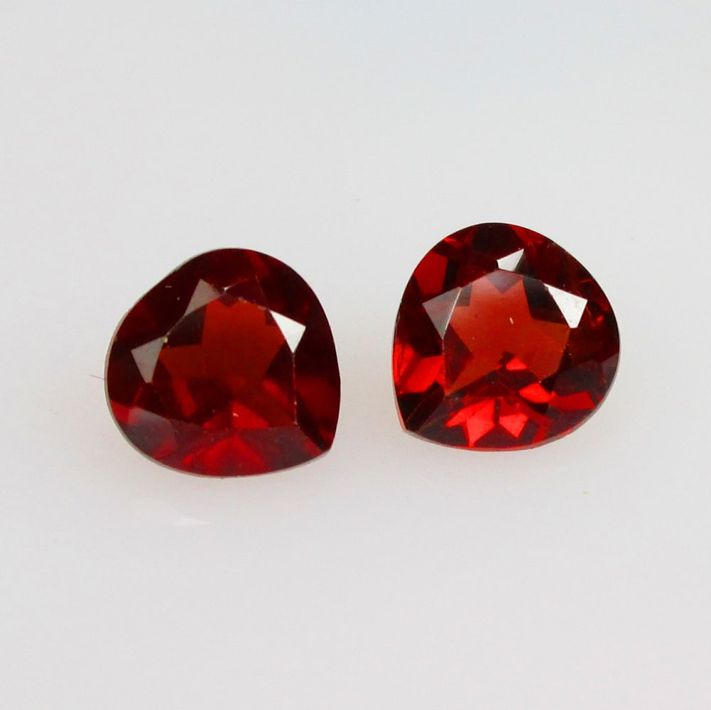 1.92 Ctw Natural Rhodolite Garnet Pear Pair: No Reserve! Title: 1.92 Ctw Natural Rhodolite Garnet Pear Pair Stone Clarity: VVS Gemstone:Natural Rhodolite Garnet Carat Weight: 1.92 Size/Dimensions: 6.30 x 6.00 x 3.30 mm / 2 Pc's Additional Info:P