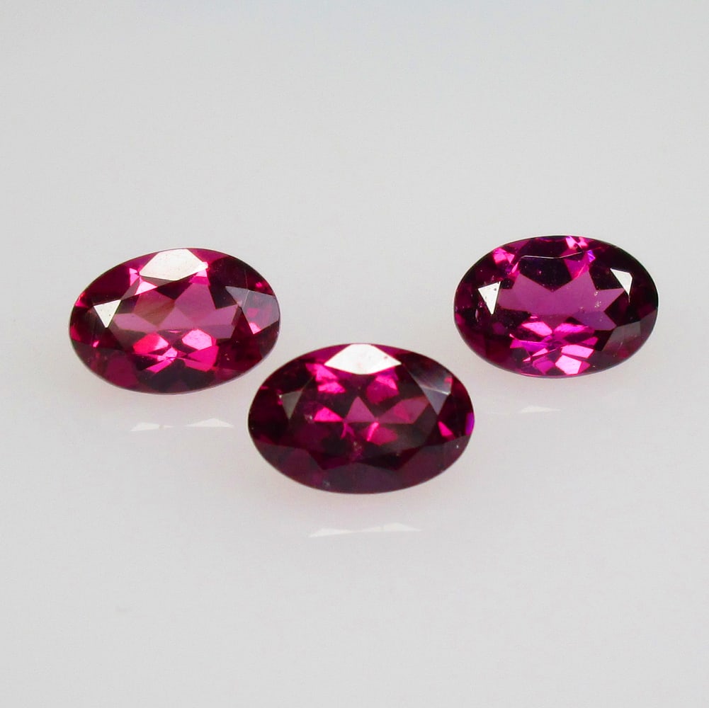 1.68 Ctw Natural Rhodolite Garnet Oval Set: No Reserve! Title: 1.68 Ctw Natural Rhodolite Garnet Oval Set Stone Clarity: VVS Gemstone:Natural Rhodolite Garnet Carat Weight: 1.68 Size/Dimensions: 6.00 x 4.10 x 2.50 mm / 3 Pc's Additional Info:Pu