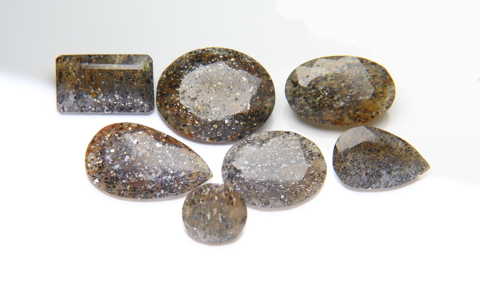 Lovely " Natural Black Sunstone " 49.51 Cts Natural Black Sunstone Lot: No Reserve! Title: Lovely " Natural Black Sunstone " 49.51 Cts Natural Black Sunstone Lot Additional Info: Gemstone : Natural Black Sunstone Shape and cut : Oval, cut Origin : Africa Weight : 49.51 ca