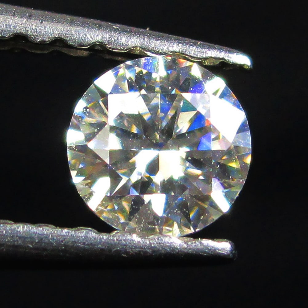 0.22 Ctw Natural Moissanite Round Cut: No Reserve! Title: 0.22 Ctw Natural Moissanite Round Cut Stone Clarity: Transparent Gemstone:Natural Moissanite Carat Weight: 0.22 Size/Dimensions: 4.00 x 4.00 x 2.40 mm Additional Info:Round Cut / Or