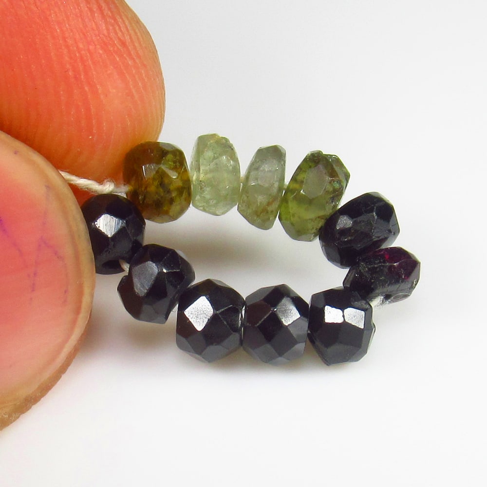 5.72 Ct - Natural Onyx&Labradorite Beads: No Reserve! Title: 5.72 Ct - Natural Onyx&Labradorite Beads Description: Gemstone Gemstone: Onyx&Labradorite Beads Carat: 5.72 Size/Dimension:4.0 - 4.4 mm Shipping: Domestic: Flat-rate of $7.00 to any