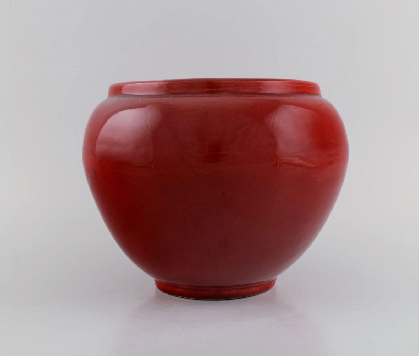 Jerome Massier (1850-1916) for Vallauris. Antique vase / flowerpot in glazed ceramics. Beautiful: Jerome Massier (1850-1916) for Vallauris. Antique vase / flowerpot in glazed ceramics. Beautiful glaze in shades of red. Approx. 1900. Measures: 21 x 16 cm. In good condition. Hairline and small chip.