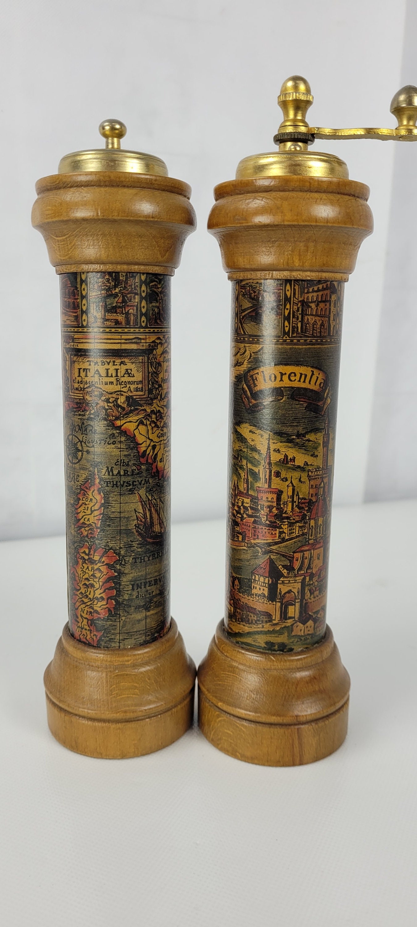 Vintage Set Salt and Pepper Shakers Brown Gold Italian Map Design Globe Made in Italy Antique Wood: Vintage from the 1960s Materials: Wood Vintage Set Salt and Pepper Shakers Red Gold Florentine Tole Italian Made in Italy Antique Wood Art In good working condition, finish shows wear but overall in g