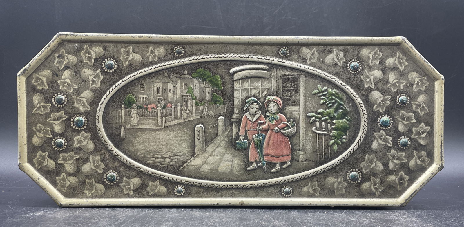 C.1925 CHRISTMAS SHOPPING TIN CWS BISCUITS (1 of 8)