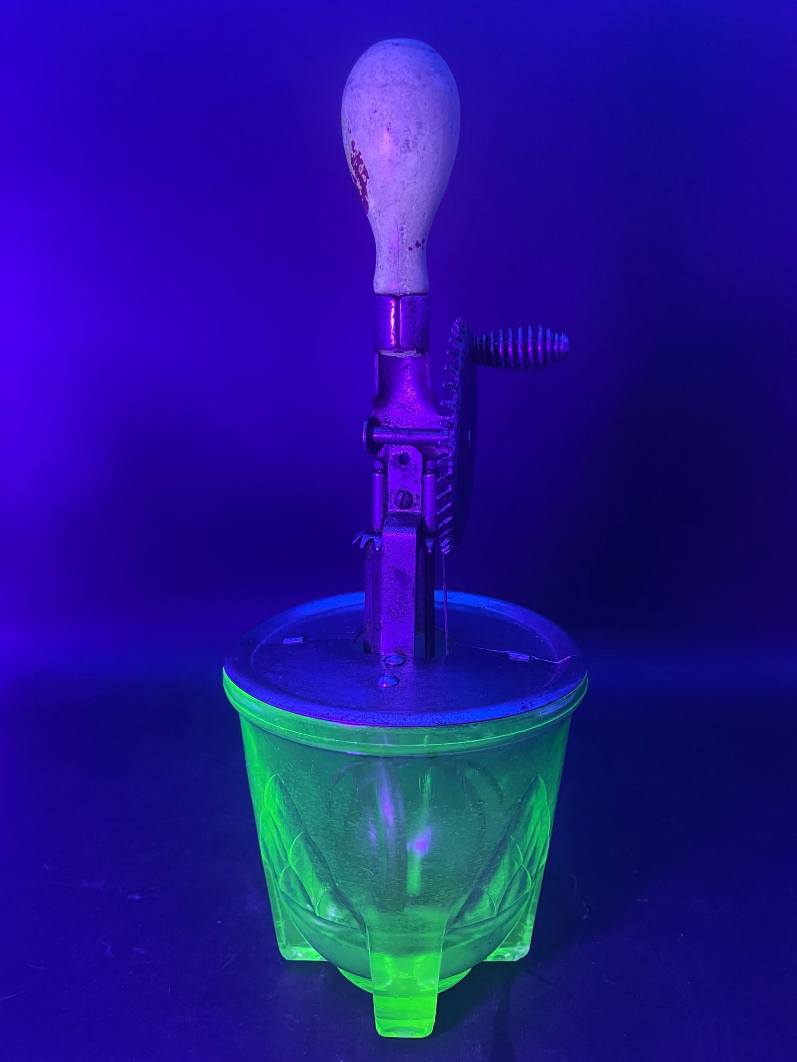 A&J HAND MIXER ART DECO URANIUM GLASS 2 CUP MEASURING MIXER METAL EGG BEATER (1 of 8)
