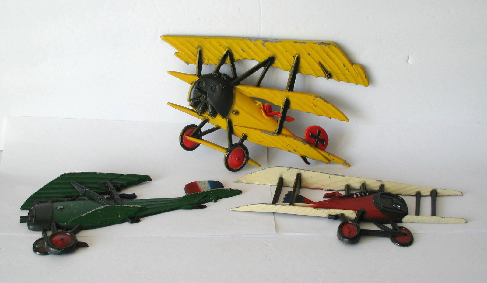 Group of vintage cast metal airplane wall plaques. (1 of 4)