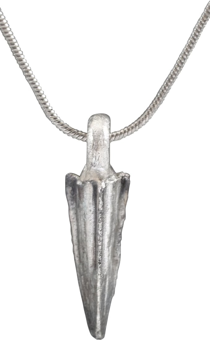 ROMAN TRIANGULAR ARROWHEAD NECKLACE FIRST CENTURY AD. (1 of 3)