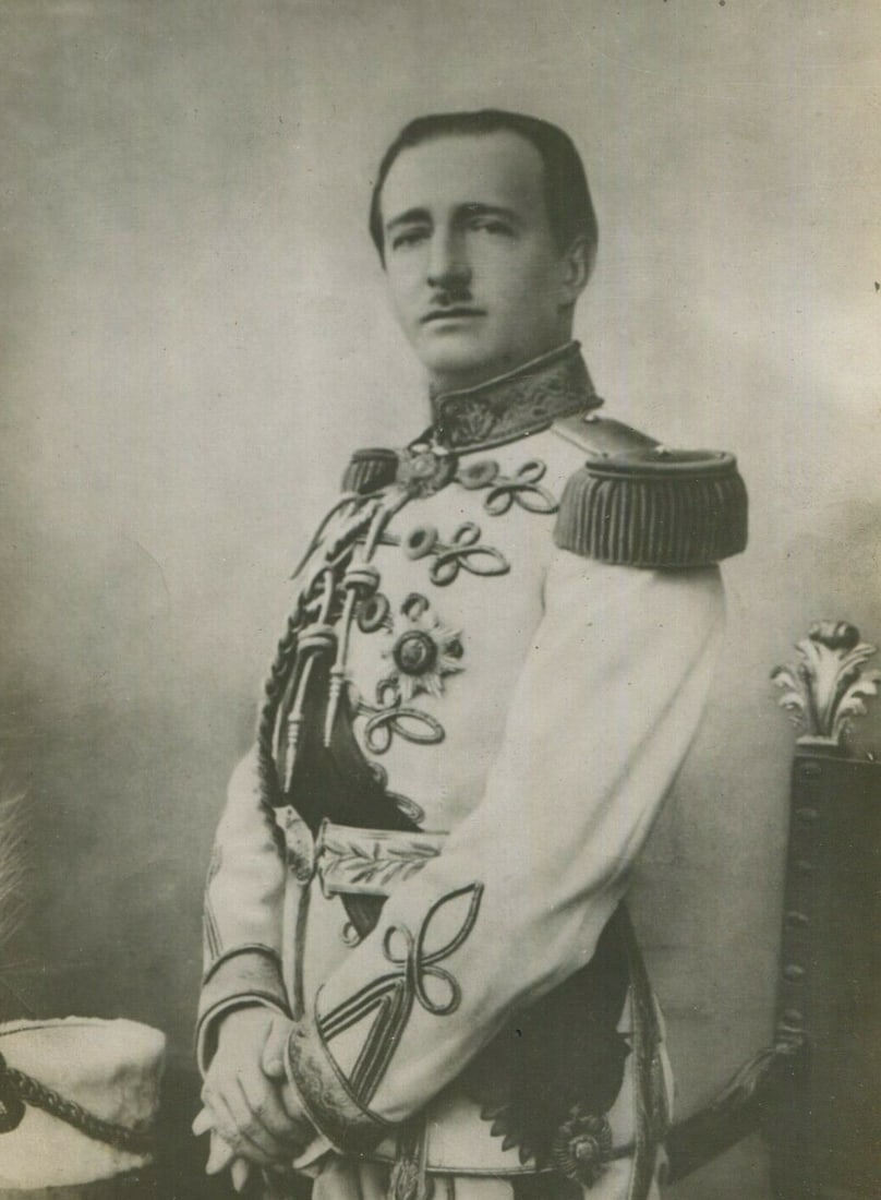 Vintage Photography PRESS Alhed Zogou Albania King c. 1930: Vintage Photography PRESS Alhed Zogou Albania King c. 1930 Click an Image to See it Full-size Details Payment Shipping Terms of Sale Description Silver print from period press 15 x 11 cm Explanatory t