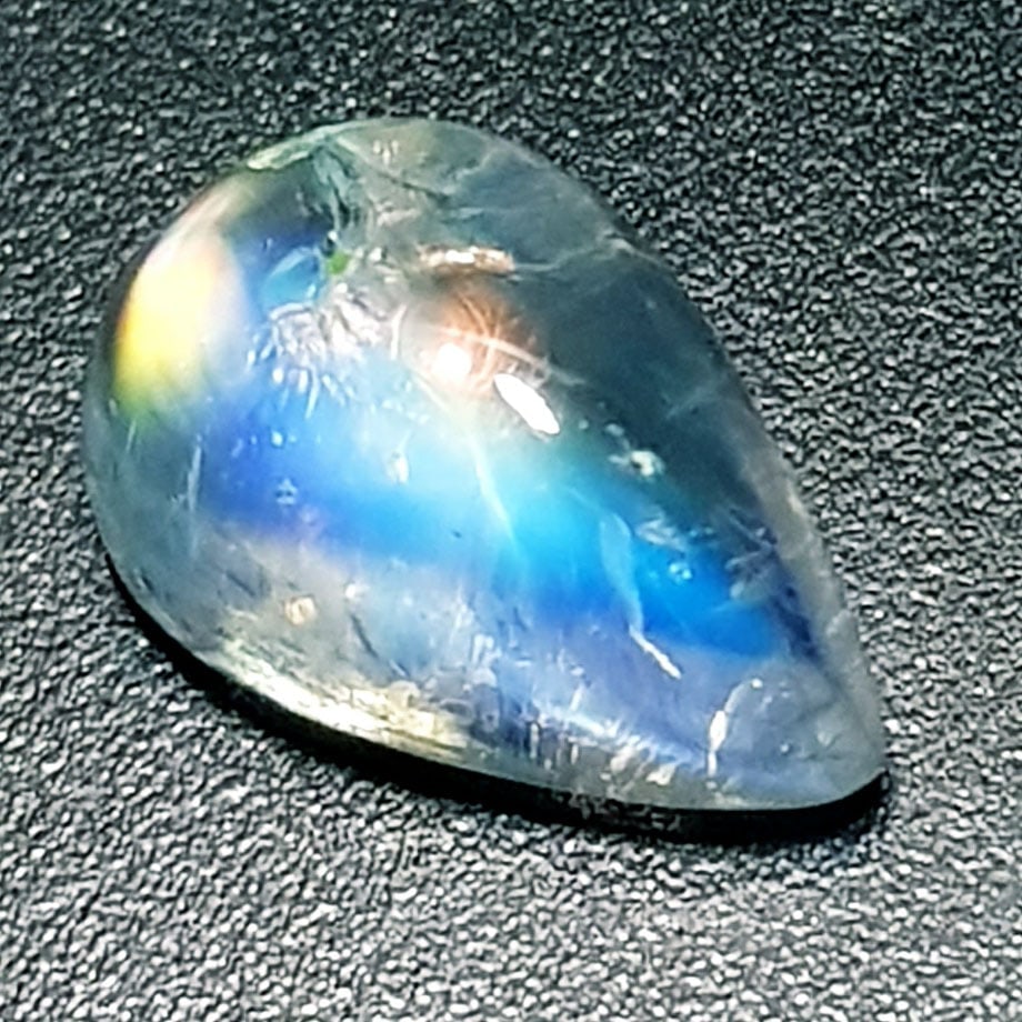 3.72 ctz" Stunning Collection" Natural Royal Blue Moonstone: No Reserve! Title: 3.72 ctz" Stunning Collection" Natural Royal Blue Moonstone Gemstones: Moonstone Color/Clarity: Royal Blue / Trasparant Carat Weights: 3.72 Size: 12.00 x 8.20 x 5.50 Additional Info