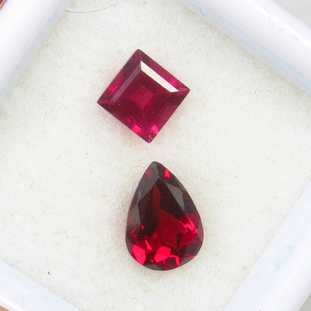 2.14 Ct - Natural Rhodolite Garnet Pair: No Reserve! Title: 2.14 Ct - Natural Rhodolite Garnet Pair Description: Gemstone Gemstones:Garnet Carat: 2.14 Size/Dimensions: 5.0x5.0&8.0x6.0 mm Additional Info:Pieces : 2 No's / Shape : Square & Pea