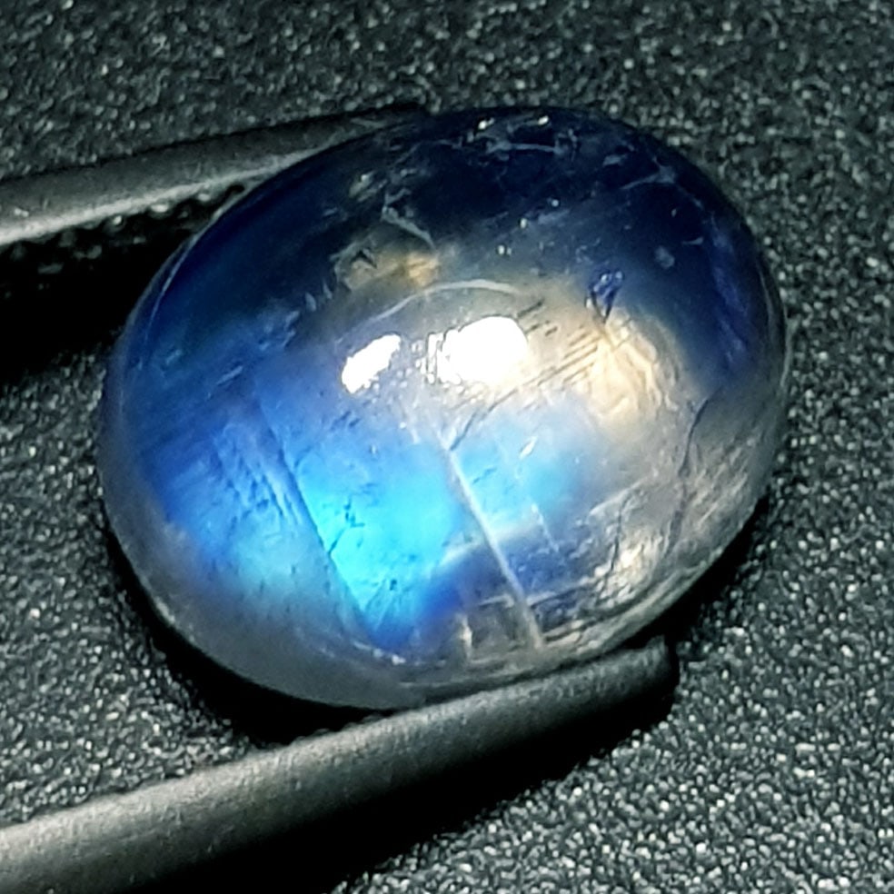4.70 ctz" Stunning Collection" Natural Royal Blue Moonstone: No Reserve! Title: 4.70 ctz" Stunning Collection" Natural Royal Blue Moonstone Gemstones: Moonstone Color/Clarity: Royal Blue / Trasparant Carat Weights: 4.7 Size: 11.00 x 9.00 x 5.50 Additional Infor