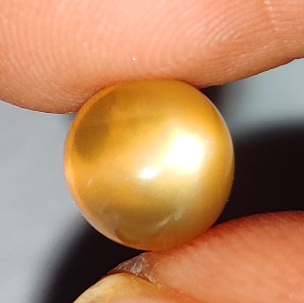 1.73 Ctw Natural Moonstone Round Cab: No Reserve! Title: 1.73 Ctw Natural Moonstone Round Cab Stone Clarity: Transparent Gemstone:Natural Moonstone Carat Weights: 1.73 Size/Dimensions: 7.00 x 7.00 x 4.90 mm Additional Info:Round Cab / Ori