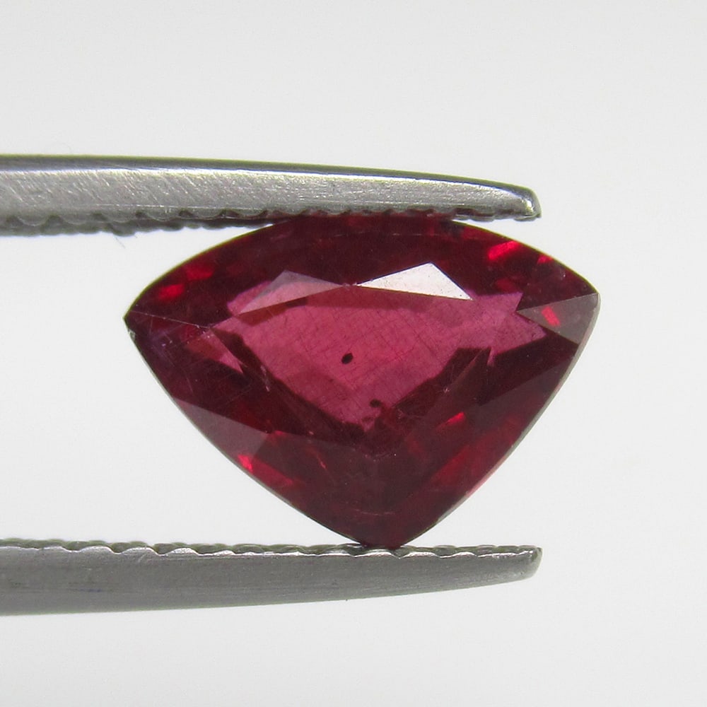 Natural Rhodolite Garnet - 2.13 Ct: No Reserve! Title: Natural Rhodolite Garnet - 2.13 Ct Origin: Mozambique Weight:2.13 Size/Dimensions: 9.6 x 6.8 x 4.3 mm Description: Pieces : 1 No's / Shape : Trillion Cut / Color : Purplish Pink / C