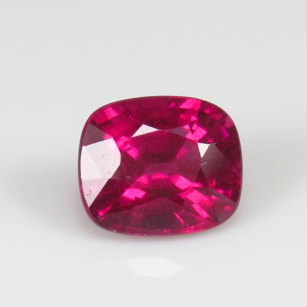 Natural Rose Garnet - 1.65 Ct: No Reserve! Title: Natural Rose Garnet - 1.65 Ct Origin: Mozambique Weight:1.65 Size/Dimensions: 7.2 x 6.0 x 4.5 mm Description: Pieces : 1 No's / Shape : Cushion Cut / Color : Rose / Clarity : Transp