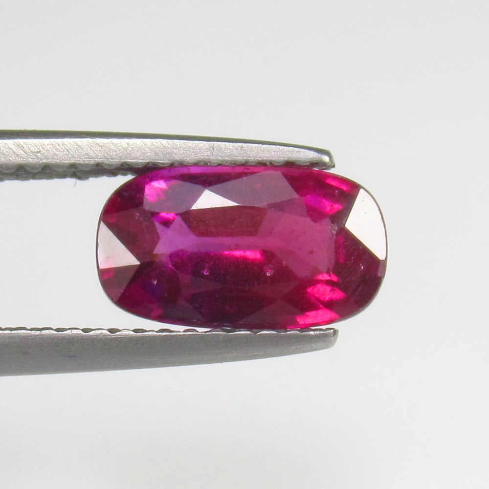 Natural Rose Garnet - 1.90 Ct: No Reserve! Title: Natural Rose Garnet - 1.90 Ct Origin: Mozambique Weight:1.9 Size/Dimensions: 10.0 x 5.5 x 3.5 mm Description: Pieces : 1 No's / Shape : Cushion Cut / Color : Rose / Clarity : Transp
