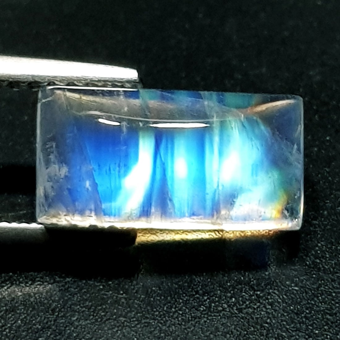 3.60 ctz" Stunning Collection" Natural Royal Blue Moonstone: No Reserve! Title: 3.60 ctz" Stunning Collection" Natural Royal Blue Moonstone Gemstones: Moonstone Color/Clarity: Royal Blue / Trasparant Carat Weights: 3.6 Size: 11.80 x 6.00 x 5.00 Additional Infor