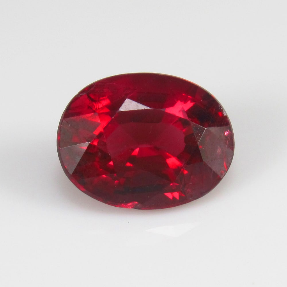 Natural Rhodolite Garnet - 2.54 Ct: No Reserve! Title: Natural Rhodolite Garnet - 2.54 Ct Origin: Mozambique Weight:2.54 Size/Dimensions: 9.2 x 7.2 x 5.0 mm Description: Pieces : 1 No's / Shape : Oval Cut / Color : Purplish Pink / Clari