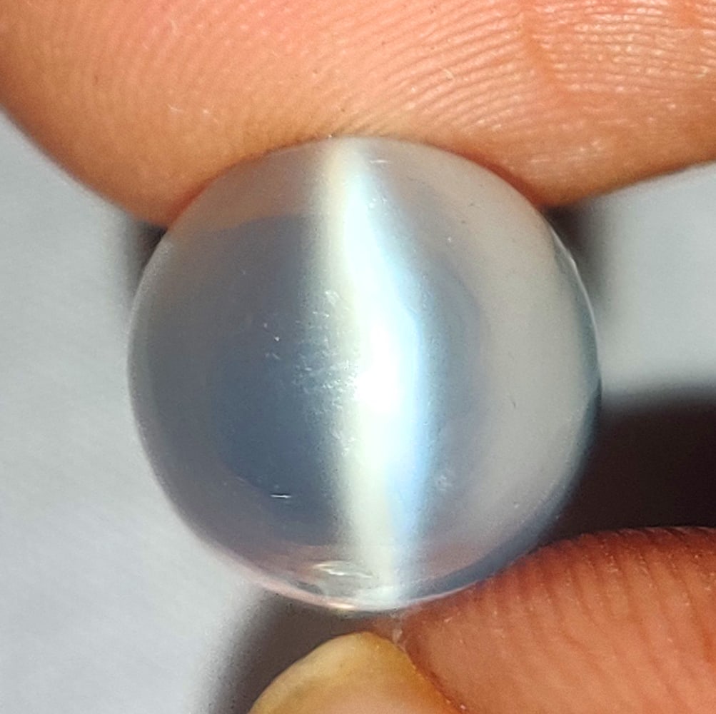 4.17 Ctw Natural Moonstone Round Cab: No Reserve! Title: 4.17 Ctw Natural Moonstone Round Cab Stone Clarity: Transparent Gemstone:Natural Moonstone Carat Weights: 4.17 Size/Dimensions: 9.60 x 9.60 x 6.40 mm Additional Info:Round Cab / Ori