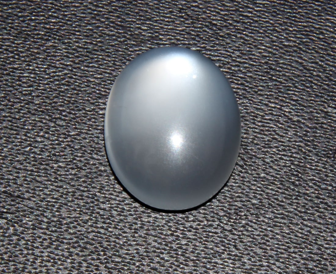 Gorgeous " Natural Moonstone " 4.41 Cts Natural Moonstone: No Reserve! Title: Gorgeous " Natural Moonstone " 4.41 Cts Natural Moonstone Additional Info: Gemstone : Natural Moonstone Shape : Oval Cabochan Weight : 4.41 carats Measurements : 12.44x10.10x4.62 mm