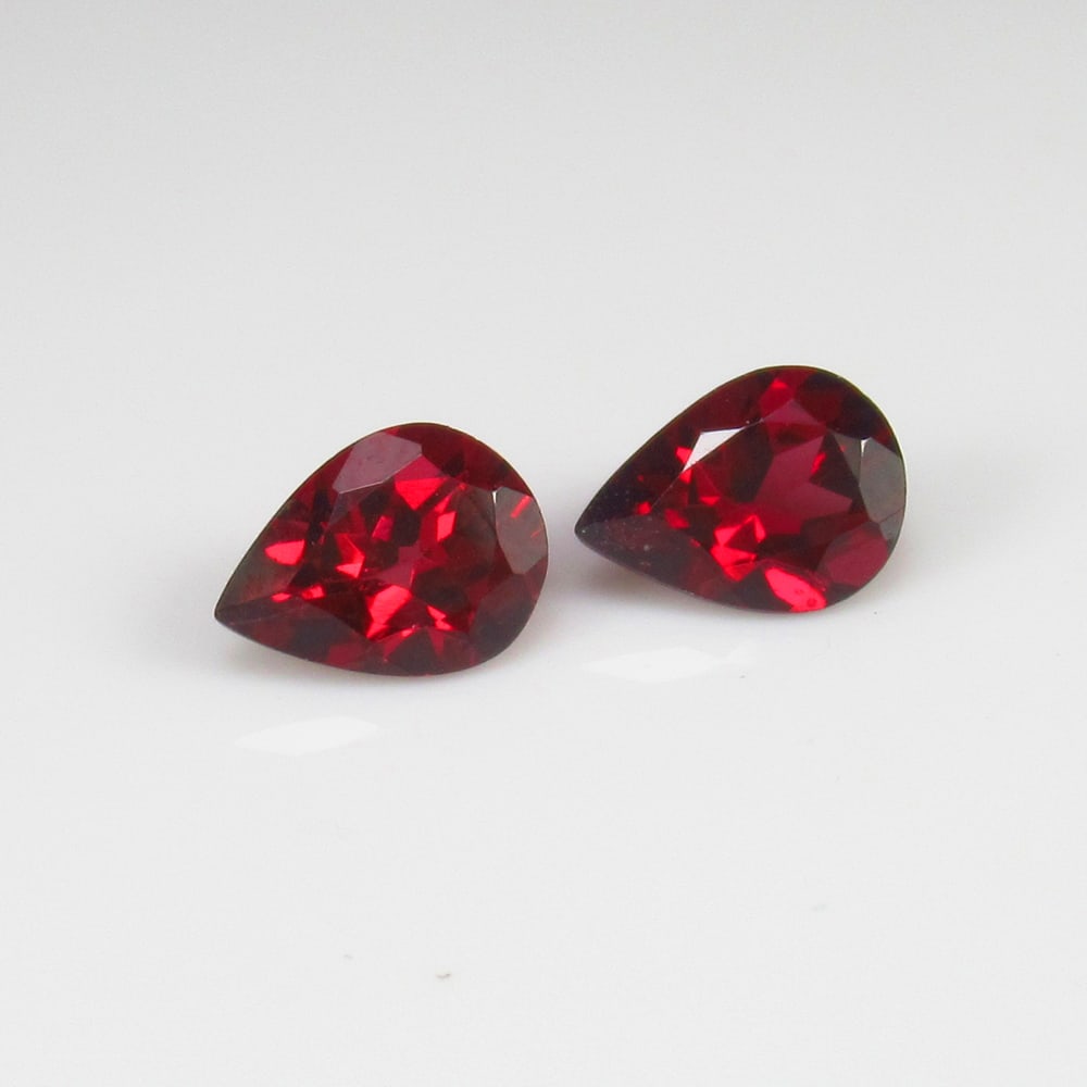 2.70 Ct - Natural Rose Garnet Pair: No Reserve! Title: 2.70 Ct - Natural Rose Garnet Pair Description: Gemstone Gemstones:Garnet Carat: 2.7 Size/Dimensions: 8.0 x 6.0 x 4.0 mm Additional Info:Pieces : 2 No's / Shape : Pear Cut / Color :