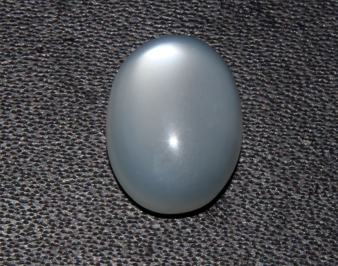 Spectacular " Natural Moonstone " 4.48 Cts Natural Moonstone: No Reserve! Title: Spectacular " Natural Moonstone " 4.48 Cts Natural Moonstone Additional Info: Gemstone : Natural Moonstone Shape : Oval Cabochan Weight : 4.48 carats Measurements : 12.78x9.50x4.79 