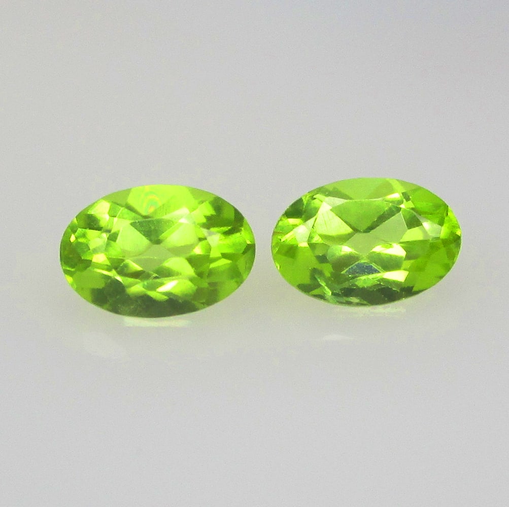 1.04 Ctw Natural Pakistan Peridot Oval Pair: No Reserve! Title: 1.04 Ctw Natural Pakistan Peridot Oval Pair Stone Clarity: VVS Gemstone:Natural Peridot Carat Weight: 1.04 Size/Dimensions: 6.00 x 4.10 x 2.80 mm / 2 P'cs Additional Info:Top Class 