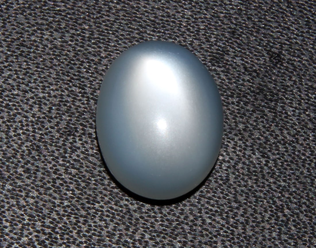 Marvellous " Natural Moonstone " 5.22 Cts Natural Moonstone: No Reserve! Title: Marvellous " Natural Moonstone " 5.22 Cts Natural Moonstone Additional Info: Gemstone : Natural Moonstone Shape : Oval Cabochan Weight : 5.22 carats Measurements : 12.60x9.92x5.30 m