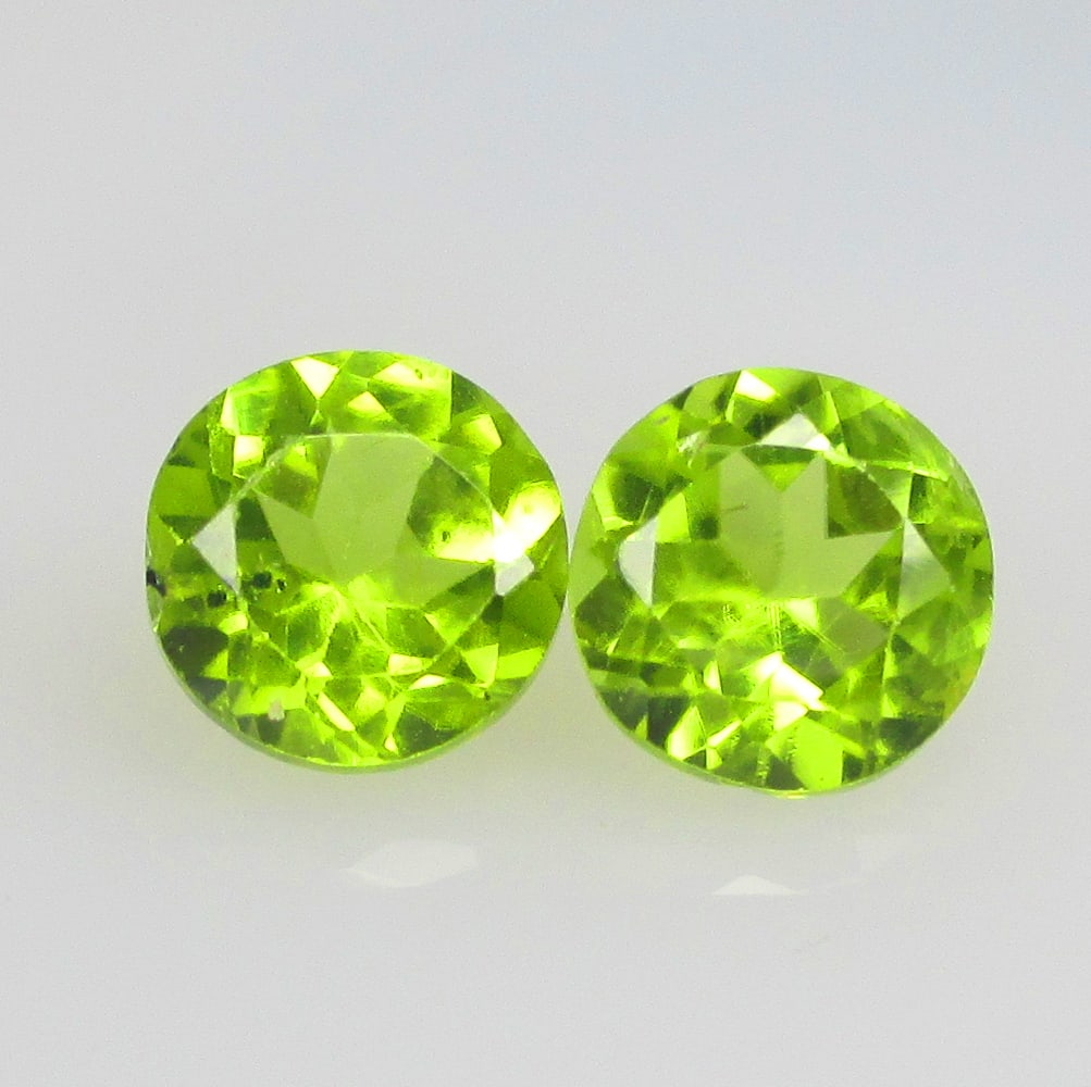 1.90 Ctw Natural Pakistan Peridot Round Pair: No Reserve! Title: 1.90 Ctw Natural Pakistan Peridot Round Pair Stone Clarity: VVS Gemstone:Natural Peridot Carat Weights: 1.9 Size/Dimensions: 6.00 x 6.00 x 4.00 mm / 2 Pc's Additional Info:Top Class