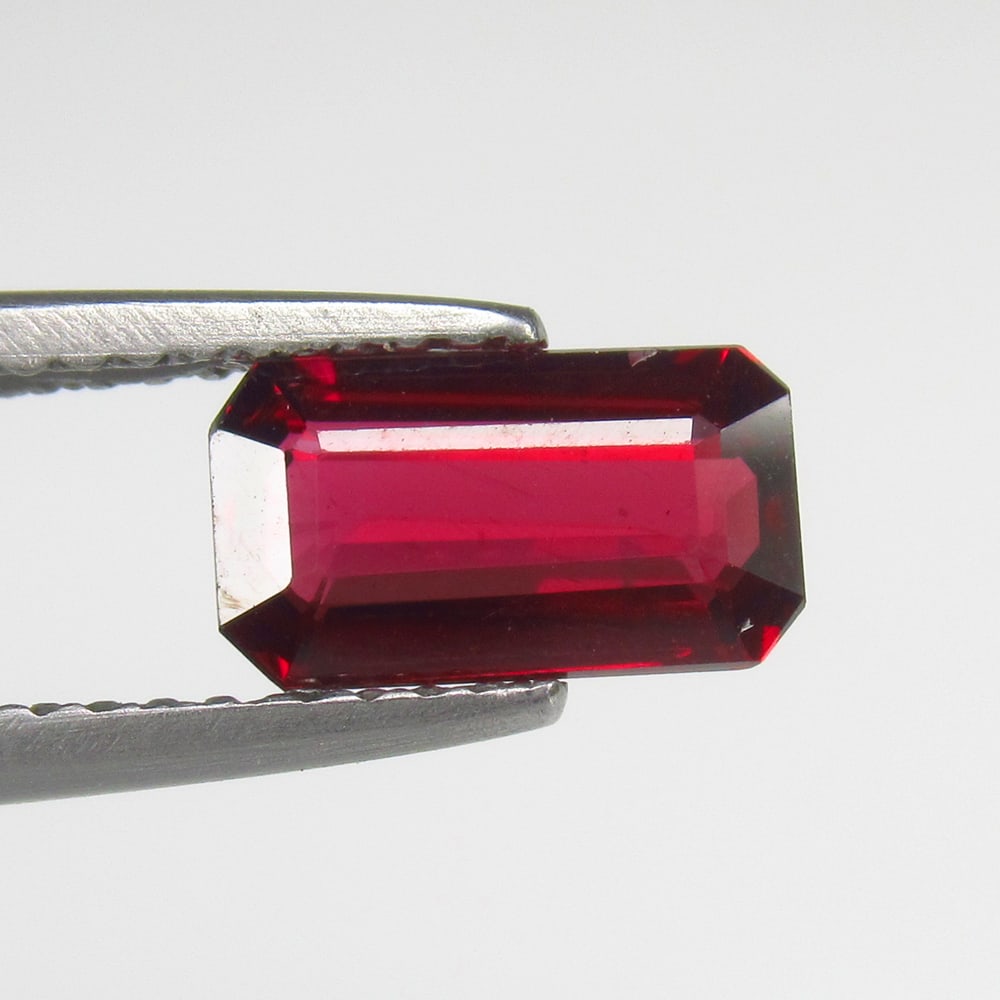 Natural Rhodolite Garnet - 1.68 Ct: No Reserve! Title: Natural Rhodolite Garnet - 1.68 Ct Origin: Mozambique Weight:1.68 Size/Dimensions: 8.6 x 5.0 x 3.1 mm Description: Pieces : 1 No's / Shape : Octagon Cut / Color : Purplish Pink / Cl