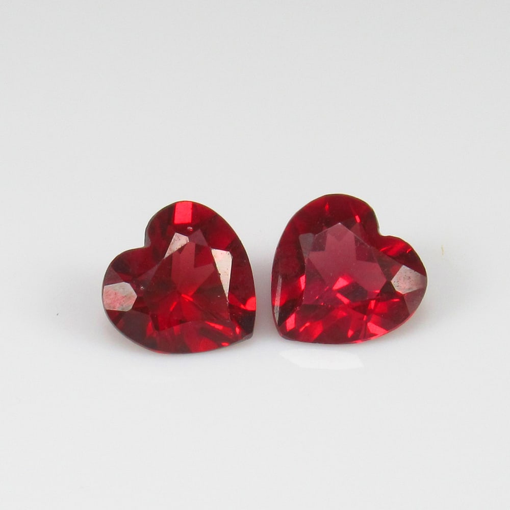 1.83 Ct - Natural Rose Garnet Pair: No Reserve! Title: 1.83 Ct - Natural Rose Garnet Pair Description: Gemstone Gemstones:Garnet Carat: 1.83 Size/Dimensions: 6.0 x 6.0 x 3.6 mm Additional Info:Pieces : 2 No's / Shape : Heart Cut / Color