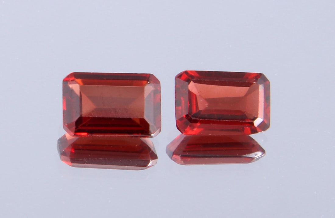 Gourgeous " Natural Pyrope Almandine Garnet " 1.34 Cts Natural Pyrope Almandine Garnet Pair: No Reserve! Title: Gourgeous " Natural Pyrope Almandine Garnet " 1.34 Cts Natural Pyrope Almandine Garnet Pair Additional Info: Gemstone : Natural Almandine Garnet Shape and cut : Rectengular Cut Orig