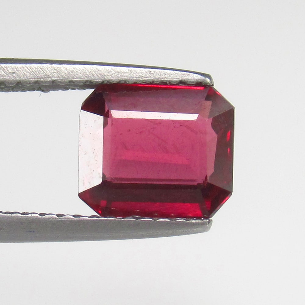 Natural Rhodolite Garnet - 1.84 Ct: No Reserve! Title: Natural Rhodolite Garnet - 1.84 Ct Origin: Mozambique Weight:1.84 Size/Dimensions: 7.9 x 6.7 x 3.1 mm Description: Pieces : 1 No's / Shape : Octagon Cut / Color : Purplish Pink / Cl