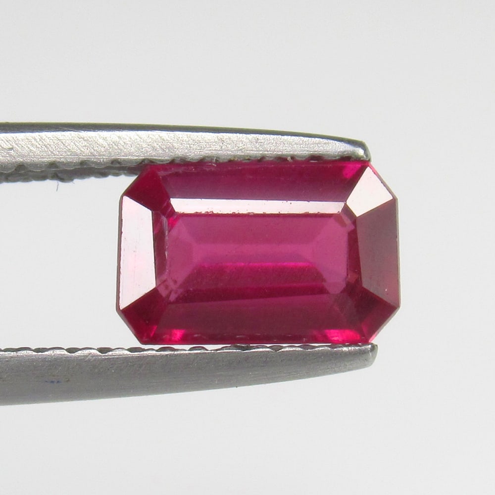 Natural Rose Garnet - 1.41 Ct: No Reserve! Title: Natural Rose Garnet - 1.41 Ct Origin: Mozambique Weight:1.41 Size/Dimensions: 8.0 x 5.0 x 3.5 mm Description: Pieces : 1 No's / Shape : Octagon Cut / Color : Rose / Clarity : Transp
