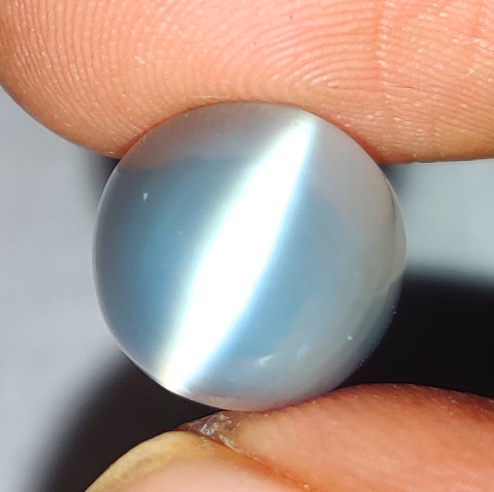 4.90 Ctw Natural Moonstone Round Cab: No Reserve! Title: 4.90 Ctw Natural Moonstone Round Cab Stone Clarity: Transparent Gemstone:Natural Moonstone Carat Weights: 4.9 Size/Dimensions: 10.00 x 9.90 x 7.10 mm Additional Info:Round Cab / Ori