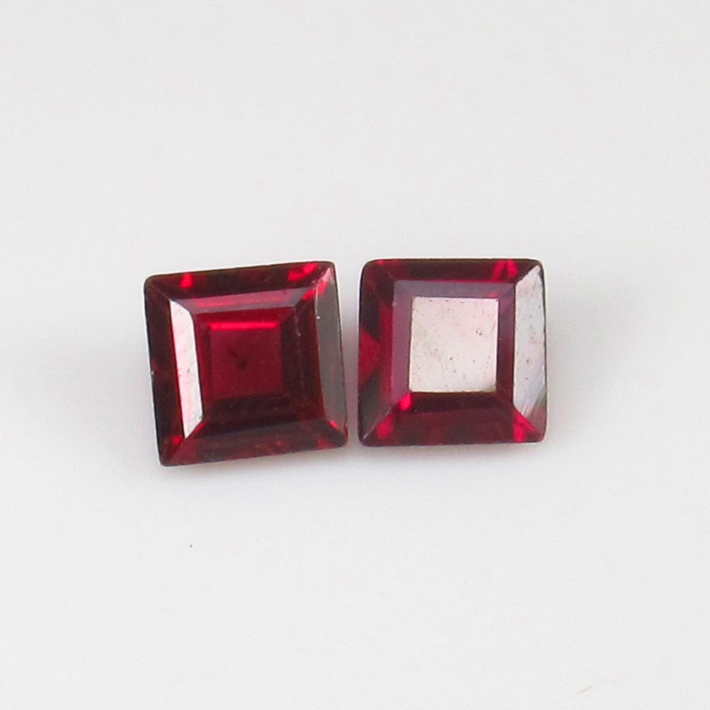 1.75 Ct - Natural Rhodolite Garnet Pair: No Reserve! Title: 1.75 Ct - Natural Rhodolite Garnet Pair Description: Gemstone Gemstones:Garnet Carat: 1.75 Size/Dimensions: 5.0 x 5.0 x 3.3 mm Additional Info:Pieces : 2 No's / Shape : Square Cut /