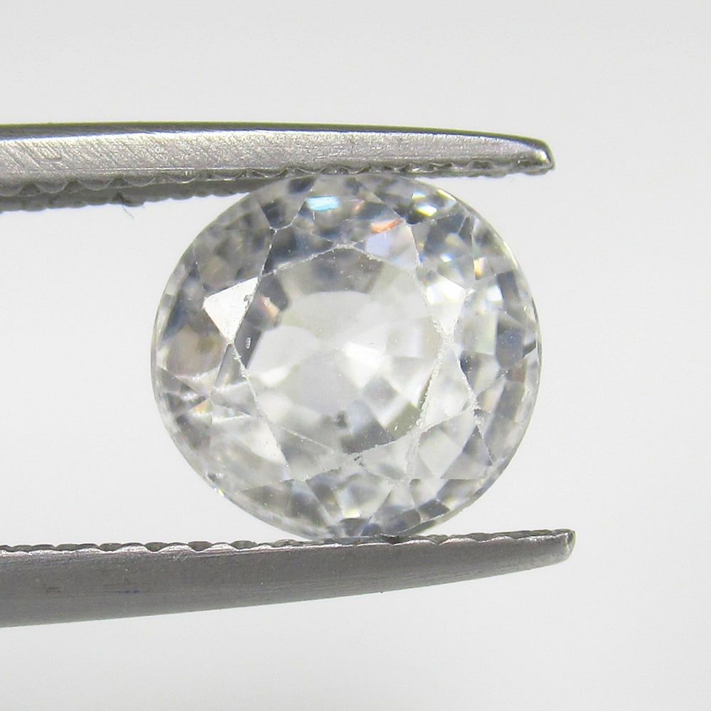 Natural White Zircon - 3.04 Ct: No Reserve! Title: Natural White Zircon - 3.04 Ct Origin: Combodia Weight:3.04 Size/Dimensions: 7.9 x 7.6 x 5.0 mm Description: Pieces : 1 No's / Shape : Round Cut / Color : White / Clarity : VVS - Tr