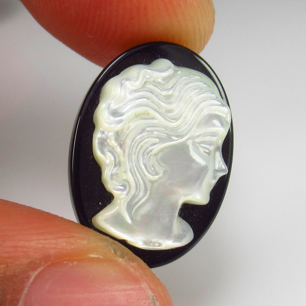 8.00 Ct - Natural Vintage Lucite: No Reserve! Title: 8.00 Ct - Natural Vintage Lucite Description: Gemstone Gemstones:Lucite Carat: 8 Size/Dimensions: 18.0 x 13.0 x 4.5 mm Additional Info:Pieces : 1 No's / Shape : Oval; Caring / Color