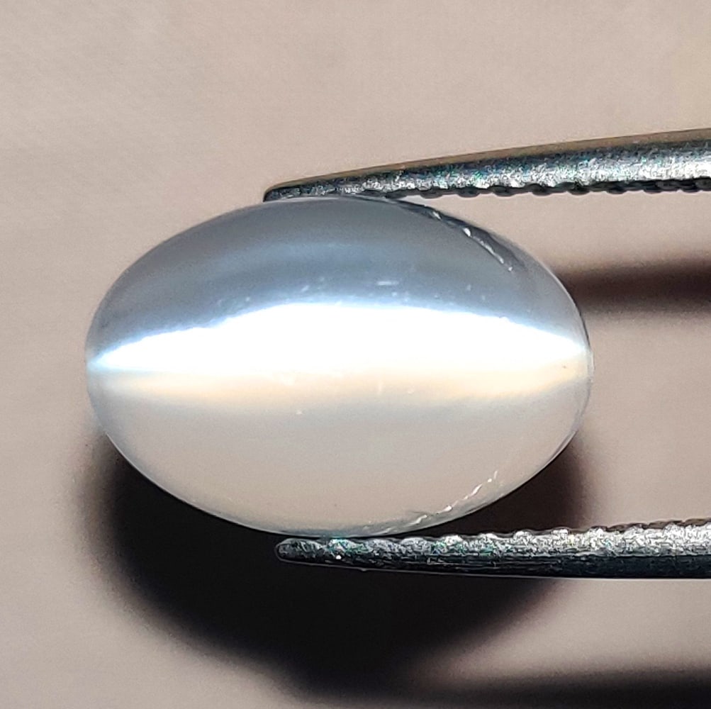 3.67 Ctw Natural Moonstone Oval Cab: No Reserve! Title: 3.67 Ctw Natural Moonstone Oval Cab Stone Clarity: Transparent Gemstone:Natural Moonstone Carat Weights: 3.67 Size/Dimensions: 11.60 x 7.70 x 5.70 mm Additional Info:Oval Cab / Orig