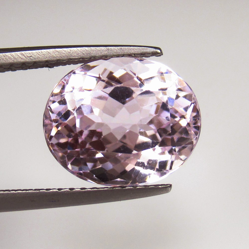 Natural Pink Kunzite - 6.23 Ct: No Reserve! Title: Natural Pink Kunzite - 6.23 Ct Origin: Afghanistan Weight:6.23 Size/Dimensions: 12.0 x 10.0 x 7.6 mm Description: Pieces : 1 No's / Shape : Oval Cut / Color : Pink / Clarity : VVS -