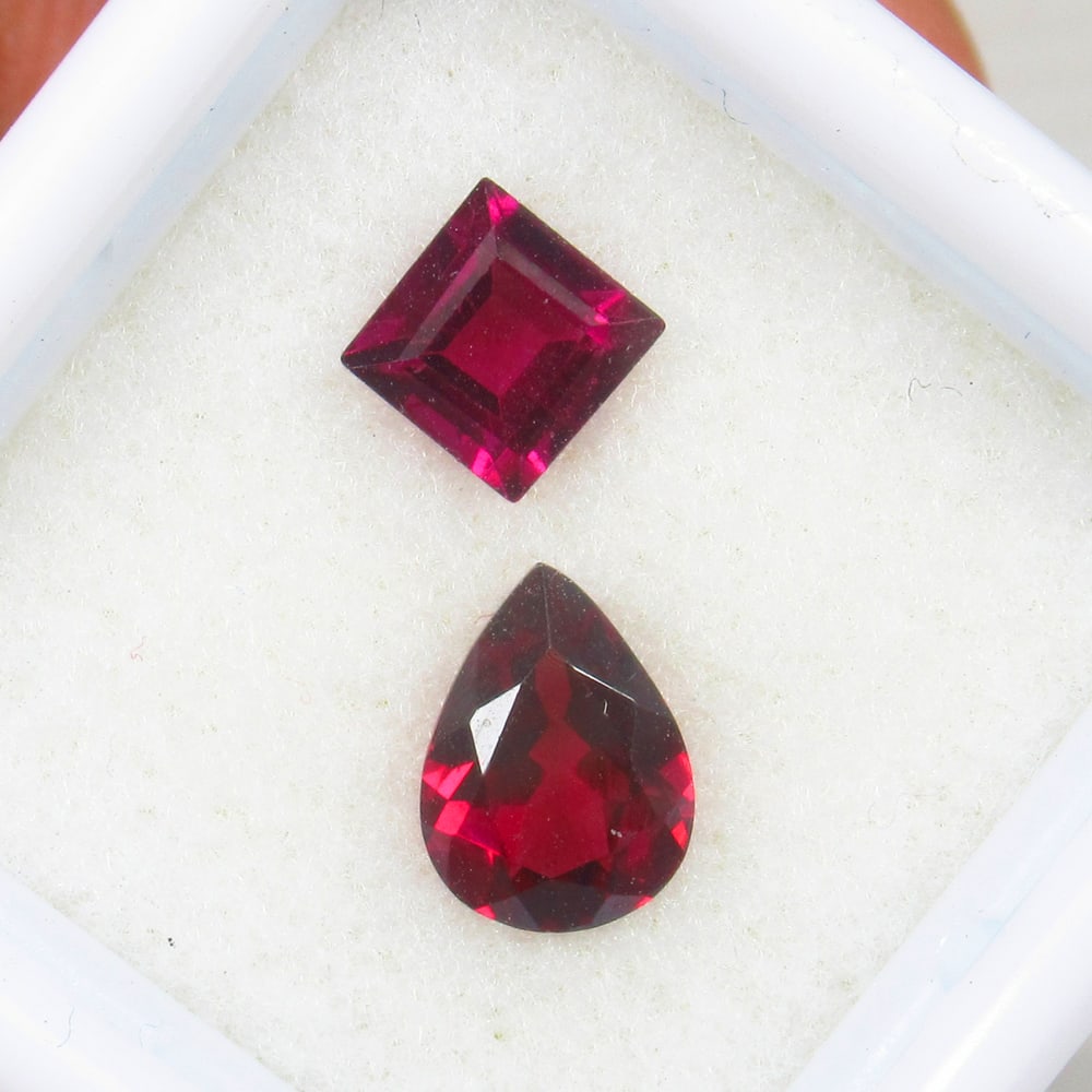 2.13 Ct - Natural Rhodolite Garnet Pair: No Reserve! Title: 2.13 Ct - Natural Rhodolite Garnet Pair Description: Gemstone Gemstones:Garnet Carat: 2.13 Size/Dimensions: 5.0x5.0&8.0x6.0 mm Additional Info:Pieces : 2 No's / Shape : Square & Pea